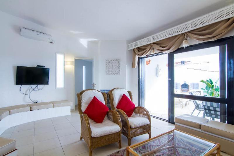 2, Great Spot Oura Beach, *